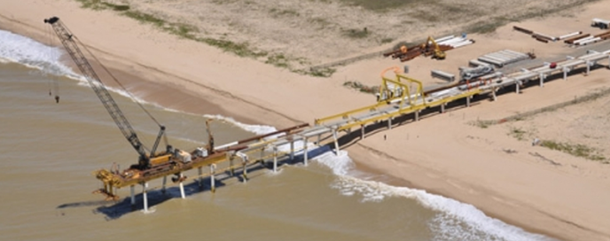 Obra do sistema de transpasse de areia na praia de Barra do Furado