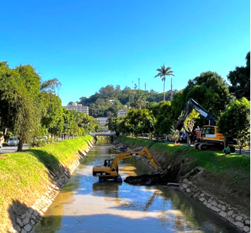 Escavadeira em obra de manutenção de canal de drenagem em Petrópolis