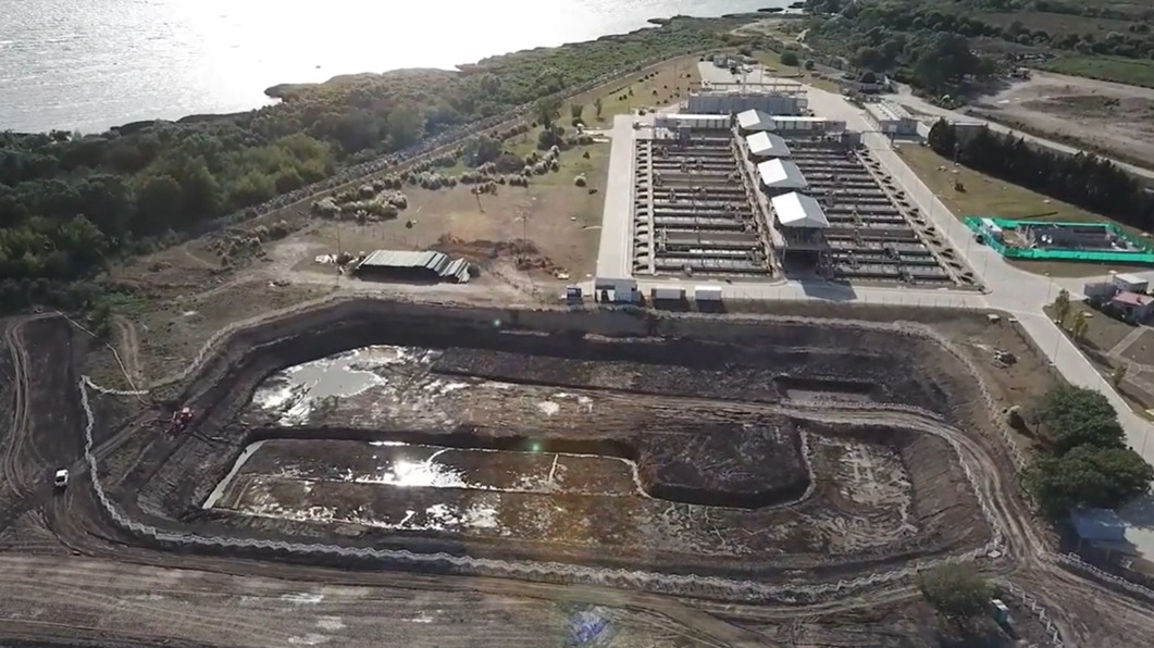 Vista aérea da ETE Berazategui e das obras do emissário subfluvial
