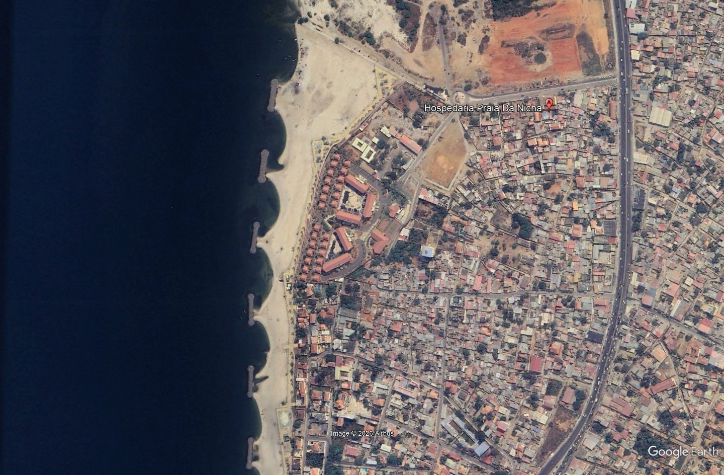 Vista aérea da orla da praia da Nicha com área urbana ao fundo, Luanda