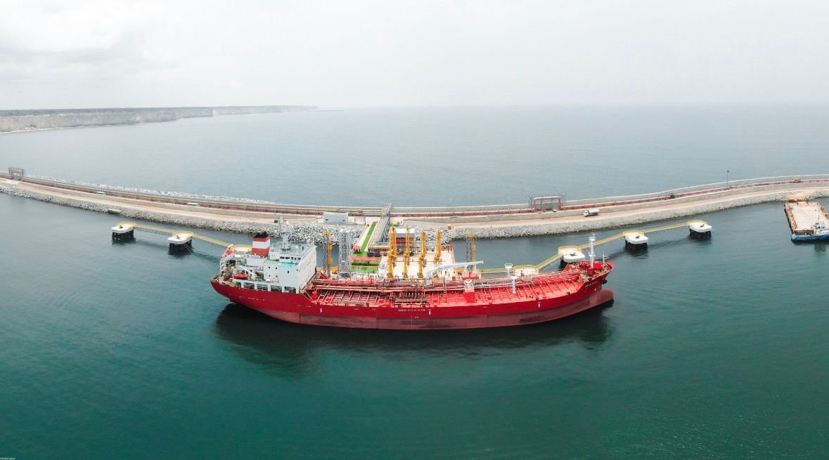 Navio vermelho atracado no terminal offshore com quebra-mar, Barra do Dande