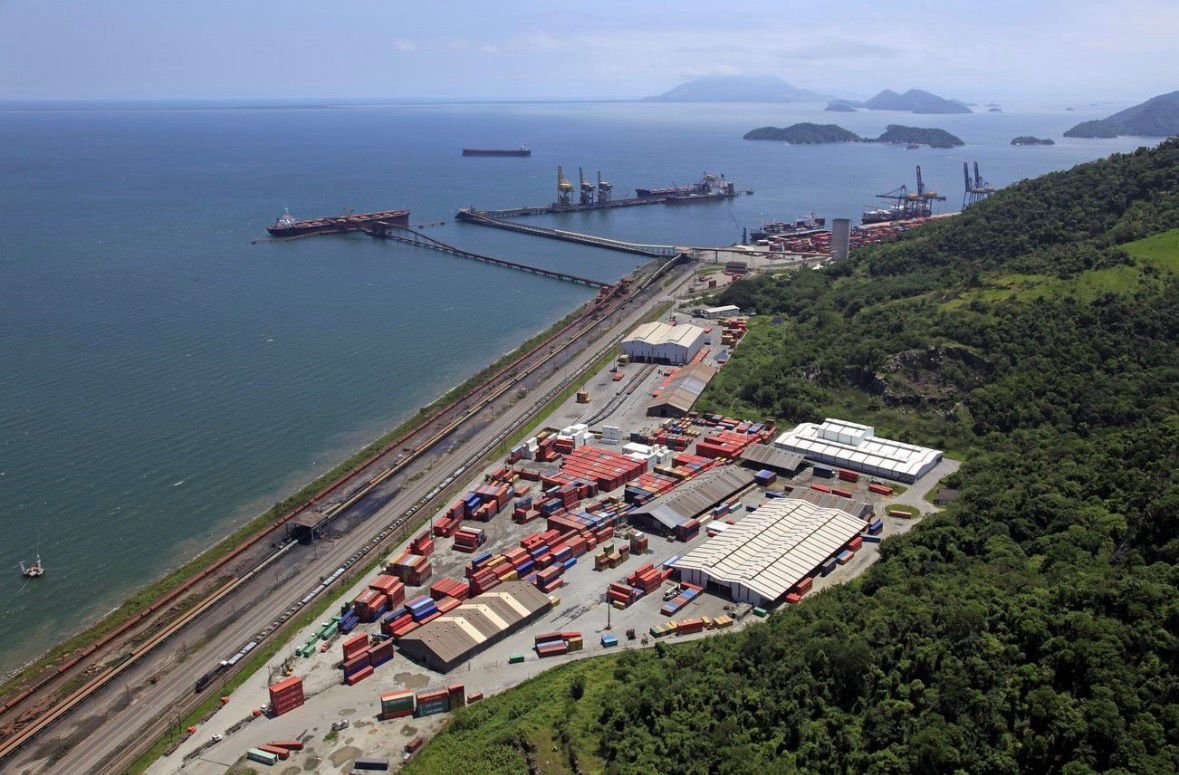 Vista aérea do terminal portuário com contêineres e navios na Baía de Sepetiba