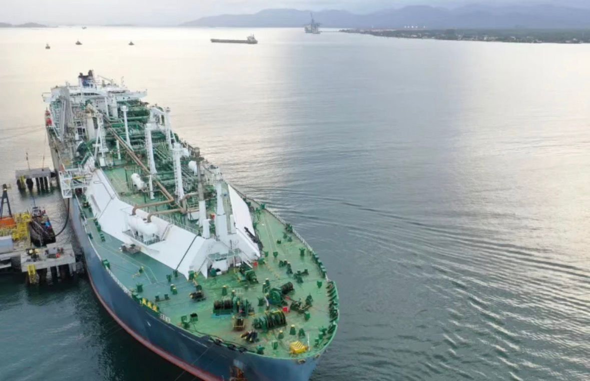 Navio de GNL atracado em terminal